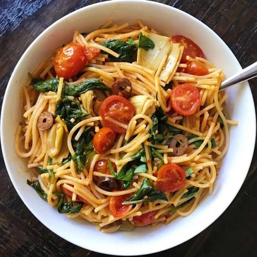 Spaghetti noodles with veggies in a bowl